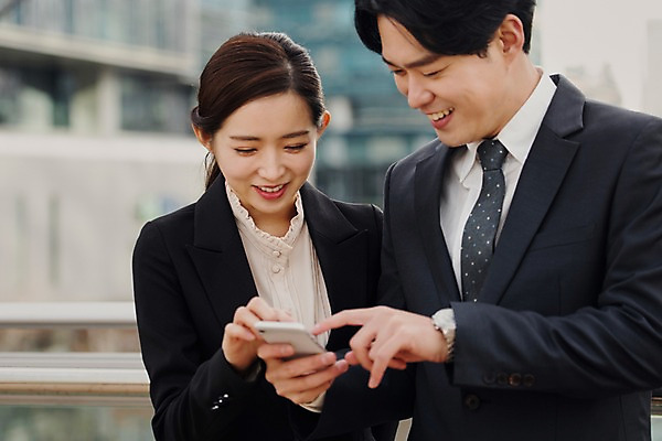 포토 JPG 주간 응시 여자 남자 비즈니스 난간 대화 미소 사람 정장 상반신 20대 성인 야외 두명 앞모습 옆모습 스마트폰 한국인 가리킴 직장인 비즈니스맨 비즈니스우먼 상사 동료 육교 성인만 판교 국내포토 자연요소 직업 시선 옷 뷰포인트 관계 표정 말하기 동양인 손짓 청년 핸드폰 스마트기기 다리_건축물 분당 파일형식