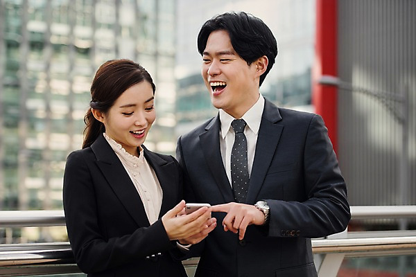 포토 JPG 주간 여자 남자 비즈니스 난간 직장 대화 미소 웃음 사람 정장 상반신 20대 성인 야외 두명 일상 앞모습 옆모습 스마트폰 기댐 한국인 가리킴 직장인 비즈니스맨 비즈니스우먼 동료 즐거움 육교 성인만 판교 국내포토 자연요소 직업 옷 감정 뷰포인트 회사 관계 모션 표정 말하기 동양인 손짓 청년 라이프 핸드폰 스마트기기 다리_건축물 분당 파일형식