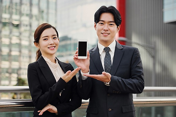 포토 JPG 주간 여자 남자 회사 비즈니스 난간 직장 미소 들기 사람 정장 손짓 상반신 20대 성인 야외 두명 앞모습 스마트폰 기댐 한국인 직장인 비즈니스맨 비즈니스우먼 동료 육교 성인만 판교 국내포토 자연요소 직업 옷 뷰포인트 관계 모션 표정 동양인 청년 핸드폰 스마트기기 다리_건축물 분당 파일형식
