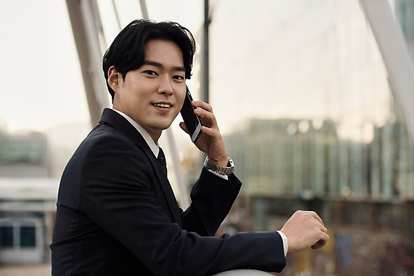 포토 JPG 주간 응시 남자 비즈니스 난간 대화 한명 미소 사람 정장 상반신 20대 성인 야외 일상 옆모습 스마트폰 기댐 한국인 직장인 비즈니스맨 통화 육교 성인남자한명만 판교 국내포토 자연요소 직업 1 시선 옷 뷰포인트 모션 표정 말하기 동양인 청년 라이프 핸드폰 스마트기기 다리_건축물 남자한명만 성인남자만 분당 파일형식