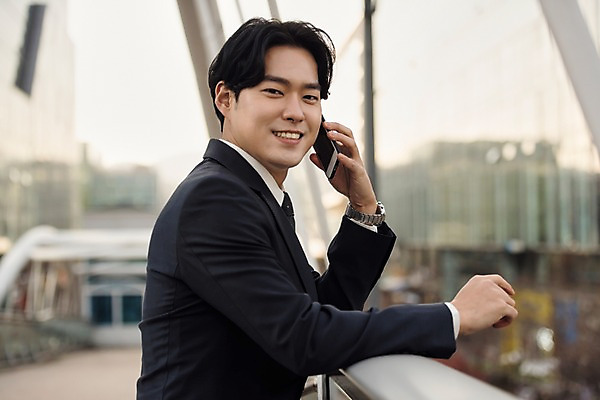 포토 JPG 주간 응시 남자 비즈니스 난간 대화 한명 미소 사람 정장 상반신 20대 성인 야외 일상 옆모습 스마트폰 기댐 한국인 직장인 비즈니스맨 통화 육교 성인남자한명만 판교 국내포토 자연요소 직업 1 시선 옷 뷰포인트 모션 표정 말하기 동양인 청년 라이프 핸드폰 스마트기기 다리_건축물 남자한명만 성인남자만 분당 파일형식