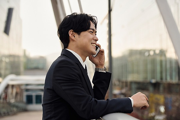 포토 JPG 주간 응시 남자 비즈니스 난간 대화 한명 미소 사람 정장 상반신 20대 성인 야외 일상 옆모습 스마트폰 기댐 한국인 직장인 비즈니스맨 통화 육교 성인남자한명만 판교 국내포토 자연요소 직업 1 시선 옷 뷰포인트 모션 표정 말하기 동양인 청년 라이프 핸드폰 스마트기기 다리_건축물 남자한명만 성인남자만 분당 파일형식