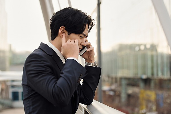 포토 JPG 주간 남자 비즈니스 난간 대화 한명 미소 사람 정장 상반신 20대 성인 야외 일상 옆모습 스마트폰 기댐 한국인 직장인 비즈니스맨 귀막기 통화 육교 성인남자한명만 판교 국내포토 자연요소 직업 1 옷 뷰포인트 모션 표정 말하기 동양인 손짓 청년 라이프 핸드폰 스마트기기 다리_건축물 남자한명만 성인남자만 분당 파일형식