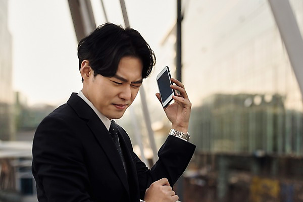 포토 JPG 주간 남자 비즈니스 난간 대화 한명 사람 정장 상반신 20대 성인 야외 일상 옆모습 스마트폰 기댐 한국인 직장인 비즈니스맨 찡그림 통화 육교 불쾌함 성인남자한명만 판교 국내포토 자연요소 직업 1 옷 감정 뷰포인트 모션 표정 말하기 동양인 청년 라이프 핸드폰 스마트기기 다리_건축물 남자한명만 성인남자만 분당 파일형식
