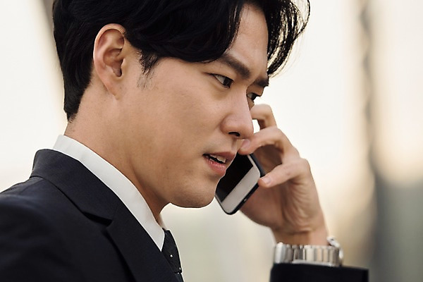 포토 JPG 주간 남자 얼굴 비즈니스 대화 한명 사람 정장 근접촬영 상반신 20대 성인 야외 일상 옆모습 스마트폰 한국인 직장인 비즈니스맨 찡그림 고민 걱정 통화 육교 불쾌함 성인남자한명만 판교 국내포토 자연요소 직업 1 옷 감정 뷰포인트 모션 표정 말하기 동양인 청년 라이프 신체부위 핸드폰 스마트기기 다리_건축물 남자한명만 성인남자만 분당 파일형식