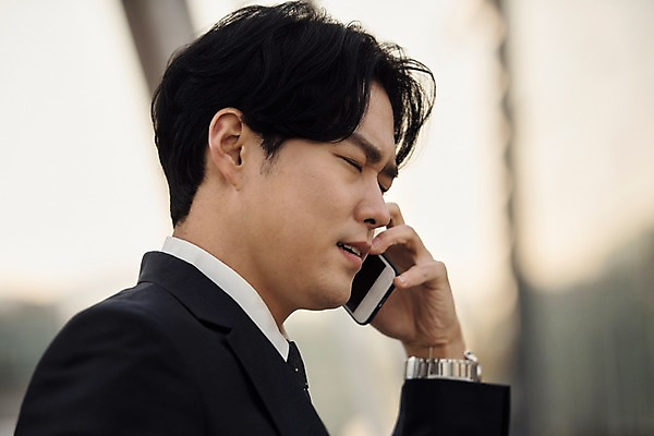 포토 JPG 주간 남자 비즈니스 대화 한명 사람 정장 상반신 20대 성인 야외 일상 옆모습 스마트폰 한국인 직장인 비즈니스맨 찡그림 고민 걱정 통화 육교 불쾌함 성인남자한명만 판교 국내포토 자연요소 직업 1 옷 감정 뷰포인트 모션 표정 말하기 동양인 청년 라이프 핸드폰 스마트기기 다리_건축물 남자한명만 성인남자만 분당 파일형식