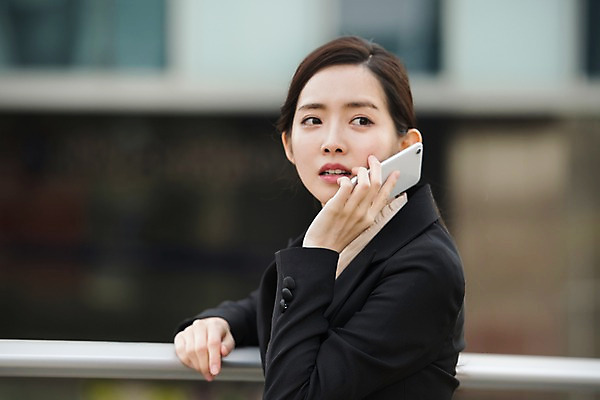 포토 JPG 주간 응시 여자 비즈니스 난간 대화 한명 사람 정장 상반신 20대 성인 야외 일상 옆모습 스마트폰 기댐 한국인 직장인 불안 통화 육교 성인여자한명만 판교 국내포토 자연요소 직업 1 시선 옷 감정 뷰포인트 모션 말하기 동양인 청년 라이프 핸드폰 스마트기기 다리_건축물 여자한명만 성인여자만 분당 파일형식