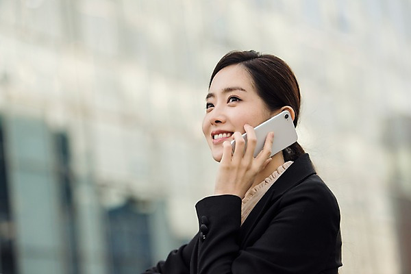 포토 JPG 주간 응시 여자 비즈니스 대화 한명 미소 사람 정장 상반신 20대 성인 야외 일상 옆모습 스마트폰 한국인 직장인 통화 육교 긍정적 성인여자한명만 판교 국내포토 자연요소 직업 1 시선 옷 감정 뷰포인트 모션 표정 말하기 동양인 청년 라이프 핸드폰 스마트기기 다리_건축물 여자한명만 성인여자만 분당 파일형식