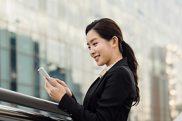 포토 JPG 주간 응시 여자 비즈니스 난간 한명 미소 사람 정장 상반신 20대 성인 야외 일상 옆모습 스마트폰 터치 한국인 직장인 육교 성인여자한명만 판교 국내포토 자연요소 직업 1 시선 옷 뷰포인트 표정 동양인 청년 라이프 핸드폰 스마트기기 다리_건축물 여자한명만 성인여자만 분당 파일형식
