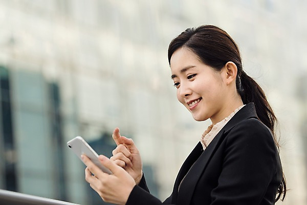 포토 JPG 주간 응시 여자 비즈니스 한명 미소 사람 정장 상반신 20대 성인 야외 일상 옆모습 스마트폰 한국인 직장인 육교 성인여자한명만 판교 국내포토 자연요소 직업 1 시선 옷 뷰포인트 표정 동양인 청년 라이프 핸드폰 스마트기기 다리_건축물 여자한명만 성인여자만 분당 파일형식