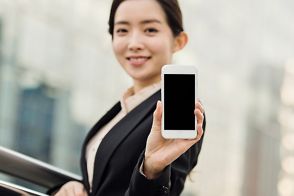 포토 JPG 주간 응시 여자 비즈니스 난간 한명 미소 사람 정장 상반신 20대 성인 야외 일상 옆모습 스마트폰 한국인 직장인 손내밀기 보여주기 육교 성인여자한명만 판교 국내포토 자연요소 직업 1 시선 옷 뷰포인트 모션 표정 동양인 손짓 청년 라이프 핸드폰 스마트기기 다리_건축물 여자한명만 성인여자만 분당 파일형식