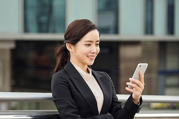 포토 JPG 주간 응시 여자 비즈니스 난간 한명 미소 사람 정장 상반신 20대 성인 야외 일상 옆모습 스마트폰 기댐 한국인 직장인 육교 성인여자한명만 판교 국내포토 자연요소 직업 1 시선 옷 뷰포인트 모션 표정 동양인 청년 라이프 핸드폰 스마트기기 다리_건축물 여자한명만 성인여자만 분당 파일형식