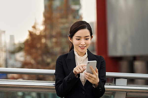 포토 JPG 주간 응시 여자 비즈니스 난간 한명 미소 사람 정장 상반신 20대 성인 야외 일상 앞모습 스마트폰 터치 한국인 직장인 육교 성인여자한명만 판교 국내포토 자연요소 직업 1 시선 옷 뷰포인트 표정 동양인 청년 라이프 핸드폰 스마트기기 다리_건축물 여자한명만 성인여자만 분당 파일형식