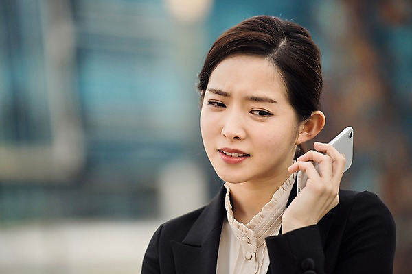 포토 JPG 주간 여자 비즈니스 대화 한명 사람 정장 상반신 20대 성인 야외 일상 앞모습 스마트폰 한국인 직장인 찡그림 고민 걱정 통화 육교 불쾌함 성인여자한명만 판교 국내포토 자연요소 직업 1 옷 감정 뷰포인트 모션 표정 말하기 동양인 청년 라이프 핸드폰 스마트기기 다리_건축물 여자한명만 성인여자만 분당 파일형식