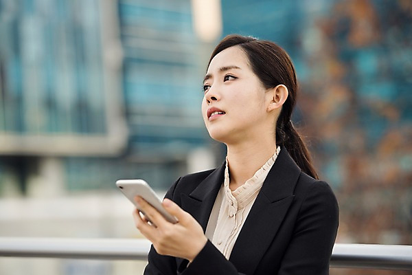 포토 JPG 주간 응시 여자 비즈니스 난간 한명 들기 사람 정장 상반신 20대 성인 야외 일상 옆모습 스마트폰 기댐 한국인 직장인 고민 걱정 육교 불쾌함 성인여자한명만 판교 국내포토 자연요소 직업 1 시선 옷 감정 뷰포인트 모션 동양인 청년 라이프 핸드폰 스마트기기 다리_건축물 여자한명만 성인여자만 분당 파일형식