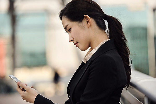 포토 JPG 주간 응시 여자 비즈니스 난간 한명 사람 정장 상반신 20대 성인 야외 일상 옆모습 스마트폰 기댐 한국인 직장인 고민 걱정 육교 불쾌함 성인여자한명만 판교 국내포토 자연요소 직업 1 시선 옷 감정 뷰포인트 모션 동양인 청년 라이프 핸드폰 스마트기기 다리_건축물 여자한명만 성인여자만 분당 파일형식