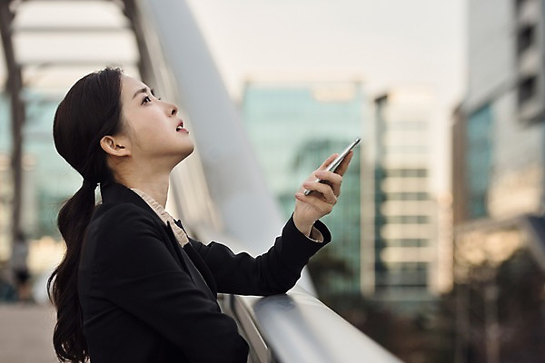포토 JPG 주간 응시 여자 비즈니스 난간 한명 사람 정장 상반신 20대 성인 야외 일상 옆모습 스마트폰 한국인 직장인 고민 걱정 육교 불쾌함 성인여자한명만 판교 국내포토 자연요소 직업 1 시선 옷 감정 뷰포인트 동양인 청년 라이프 핸드폰 스마트기기 다리_건축물 여자한명만 성인여자만 분당 파일형식