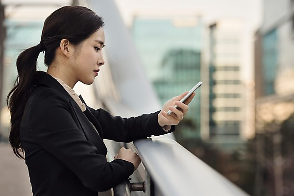 포토 JPG 주간 응시 여자 비즈니스 난간 한명 사람 정장 상반신 20대 성인 야외 일상 옆모습 스마트폰 한국인 직장인 고민 걱정 육교 불쾌함 성인여자한명만 판교 국내포토 자연요소 직업 1 시선 옷 감정 뷰포인트 동양인 청년 라이프 핸드폰 스마트기기 다리_건축물 여자한명만 성인여자만 분당 파일형식