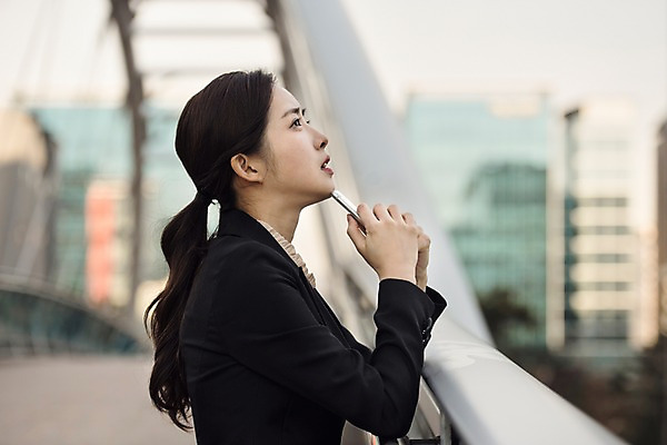 포토 JPG 주간 응시 여자 비즈니스 한명 사람 정장 상반신 20대 성인 야외 일상 옆모습 스마트폰 한국인 직장인 고민 걱정 육교 불쾌함 간절함 성인여자한명만 판교 국내포토 자연요소 직업 1 시선 옷 감정 뷰포인트 컨셉 동양인 청년 라이프 핸드폰 스마트기기 다리_건축물 여자한명만 성인여자만 분당 파일형식