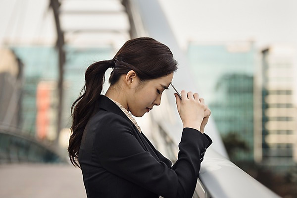 포토 JPG 주간 여자 비즈니스 고개숙이기 한명 사람 정장 상반신 20대 성인 야외 일상 옆모습 스마트폰 한국인 직장인 고민 걱정 육교 불쾌함 간절함 성인여자한명만 판교 국내포토 자연요소 직업 1 옷 감정 뷰포인트 컨셉 숙이기 동양인 청년 라이프 핸드폰 스마트기기 다리_건축물 여자한명만 성인여자만 분당 파일형식