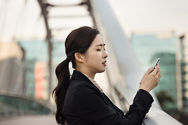 포토 JPG 주간 응시 여자 비즈니스 한명 사람 정장 상반신 20대 성인 야외 일상 옆모습 스마트폰 한국인 직장인 고민 걱정 육교 불쾌함 성인여자한명만 판교 국내포토 자연요소 직업 1 시선 옷 감정 뷰포인트 동양인 청년 라이프 핸드폰 스마트기기 다리_건축물 여자한명만 성인여자만 분당 파일형식