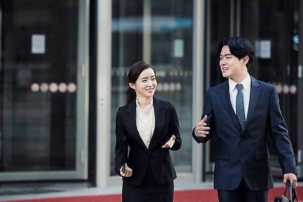 포토 JPG 주간 응시 여자 남자 서류가방 회사 비즈니스 직장 이야기 대화 미소 사람 정장 손짓 빌딩 상반신 20대 성인 야외 두명 앞모습 한국인 직장인 비즈니스맨 비즈니스우먼 출근 퇴근 성인만 판교 국내포토 자연요소 직업 시선 옷 뷰포인트 가방 모션 표정 말하기 동양인 청년 건물 출퇴근 분당 파일형식