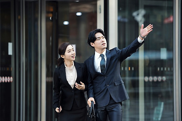 포토 JPG 주간 응시 여자 남자 서류가방 회사 비즈니스 직장 이야기 대화 미소 사람 정장 손짓 빌딩 상반신 20대 성인 야외 두명 앞모습 걷기 한국인 가리킴 직장인 비즈니스맨 비즈니스우먼 출근 퇴근 회전문 성인만 판교 국내포토 자연요소 직업 시선 옷 뷰포인트 가방 모션 표정 말하기 동양인 청년 건물 문 출퇴근 분당 파일형식