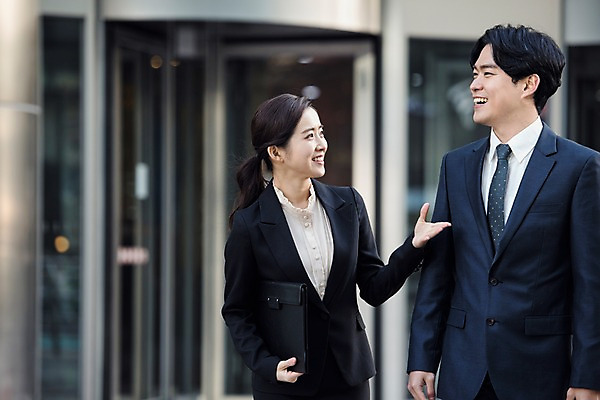 포토 JPG 주간 여자 남자 서류가방 회사 비즈니스 직장 이야기 대화 미소 사람 정장 손짓 빌딩 상반신 20대 성인 야외 두명 앞모습 한국인 직장인 비즈니스맨 비즈니스우먼 즐거움 출근 퇴근 회전문 성인만 판교 국내포토 자연요소 직업 옷 감정 뷰포인트 가방 모션 표정 말하기 동양인 청년 건물 문 출퇴근 분당 파일형식