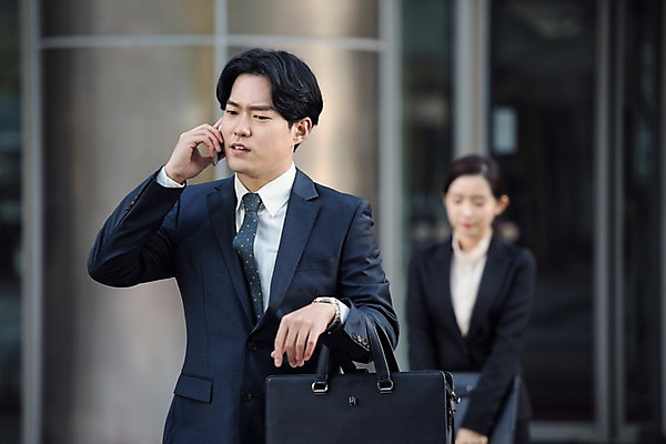 포토 JPG 주간 응시 여자 남자 서류가방 회사 비즈니스 직장 대화 사람 정장 상반신 20대 성인 야외 두명 앞모습 스마트폰 한국인 직장인 비즈니스맨 비즈니스우먼 출근 퇴근 통화 성인만 판교 국내포토 자연요소 직업 시선 옷 뷰포인트 가방 모션 말하기 동양인 청년 핸드폰 스마트기기 출퇴근 분당 파일형식