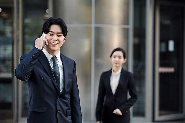 포토 JPG 주간 응시 여자 남자 회사 비즈니스 직장 대화 미소 사람 정장 빌딩 상반신 20대 성인 야외 두명 앞모습 스마트폰 한국인 직장인 비즈니스맨 비즈니스우먼 출근 퇴근 통화 성인만 판교 국내포토 자연요소 직업 시선 옷 뷰포인트 모션 표정 말하기 동양인 청년 건물 핸드폰 스마트기기 출퇴근 분당 파일형식