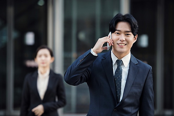 포토 JPG 주간 응시 여자 남자 회사 비즈니스 직장 대화 미소 사람 정장 빌딩 상반신 20대 성인 야외 두명 앞모습 스마트폰 한국인 직장인 비즈니스맨 비즈니스우먼 출근 퇴근 통화 성인만 판교 국내포토 자연요소 직업 시선 옷 뷰포인트 모션 표정 말하기 동양인 청년 건물 핸드폰 스마트기기 출퇴근 분당 파일형식