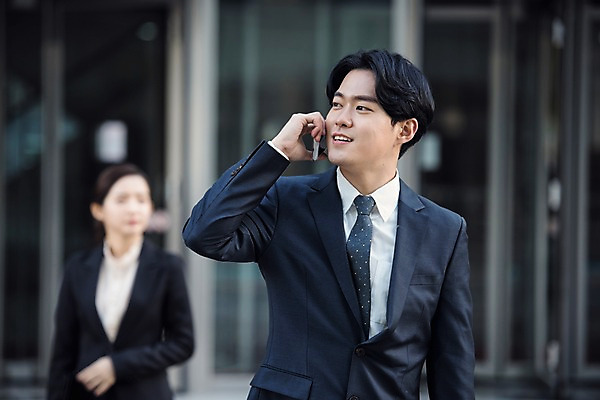 포토 JPG 주간 응시 여자 남자 회사 비즈니스 직장 대화 미소 사람 정장 빌딩 상반신 20대 성인 야외 두명 앞모습 스마트폰 한국인 직장인 비즈니스맨 비즈니스우먼 출근 퇴근 통화 성인만 판교 국내포토 자연요소 직업 시선 옷 뷰포인트 모션 표정 말하기 동양인 청년 건물 핸드폰 스마트기기 출퇴근 분당 파일형식