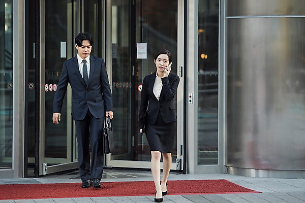 포토 JPG 주간 전신 여자 남자 서류가방 회사 비즈니스 직장 대화 사람 정장 빌딩 20대 성인 야외 두명 앞모습 스마트폰 걷기 한국인 직장인 비즈니스맨 비즈니스우먼 출근 퇴근 통화 회전문 성인만 판교 국내포토 자연요소 직업 옷 뷰포인트 가방 모션 말하기 동양인 청년 건물 핸드폰 스마트기기 문 출퇴근 분당 파일형식