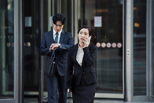 포토 JPG 주간 응시 여자 남자 서류가방 회사 비즈니스 직장 미소 사람 정장 빌딩 상반신 20대 성인 야외 두명 앞모습 스마트폰 걷기 한국인 직장인 비즈니스맨 비즈니스우먼 손목시계 출근 퇴근 통화 회전문 성인만 판교 국내포토 자연요소 직업 시선 옷 뷰포인트 시계 가방 장신구 모션 표정 동양인 청년 건물 핸드폰 스마트기기 문 출퇴근 분당 파일형식