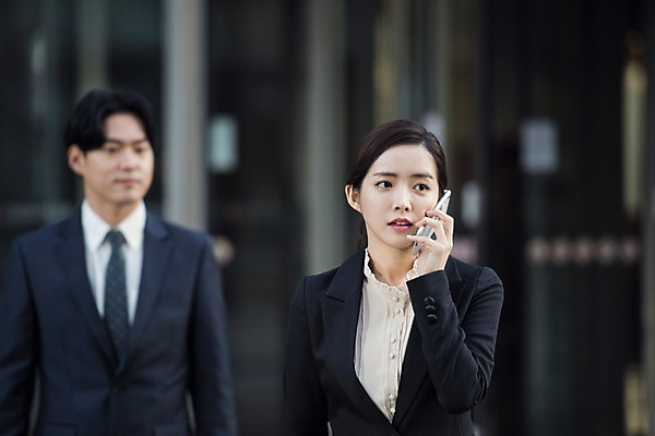 포토 JPG 주간 응시 여자 남자 회사 비즈니스 대화 사람 정장 빌딩 상반신 20대 성인 야외 두명 앞모습 스마트폰 한국인 직장인 비즈니스맨 비즈니스우먼 출근 퇴근 통화 성인만 판교 국내포토 자연요소 직업 시선 옷 뷰포인트 모션 말하기 동양인 청년 건물 핸드폰 스마트기기 출퇴근 분당 파일형식