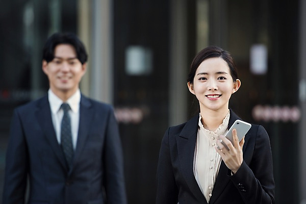 포토 JPG 주간 응시 여자 남자 회사 비즈니스 직장 대화 미소 들기 사람 정장 상반신 20대 성인 야외 두명 앞모습 스마트폰 한국인 직장인 비즈니스맨 비즈니스우먼 출근 퇴근 성인만 판교 국내포토 자연요소 직업 시선 옷 뷰포인트 모션 표정 말하기 동양인 청년 핸드폰 스마트기기 출퇴근 분당 파일형식