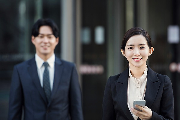 포토 JPG 주간 응시 여자 남자 회사 비즈니스 미소 들기 사람 정장 상반신 20대 성인 야외 두명 앞모습 스마트폰 한국인 직장인 비즈니스맨 비즈니스우먼 복도 출근 퇴근 성인만 판교 국내포토 자연요소 직업 시선 옷 뷰포인트 모션 표정 동양인 청년 핸드폰 스마트기기 출퇴근 분당 파일형식