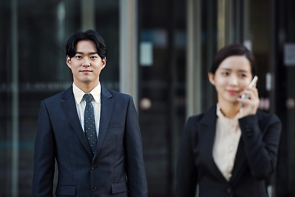 포토 JPG 주간 응시 여자 남자 회사 비즈니스 이야기 대화 미소 사람 정장 상반신 20대 성인 야외 두명 일상 앞모습 스마트폰 한국인 직장인 비즈니스맨 비즈니스우먼 복도 출근 퇴근 통화 성인만 판교 국내포토 자연요소 직업 시선 옷 뷰포인트 모션 표정 말하기 동양인 청년 라이프 핸드폰 스마트기기 출퇴근 분당 파일형식