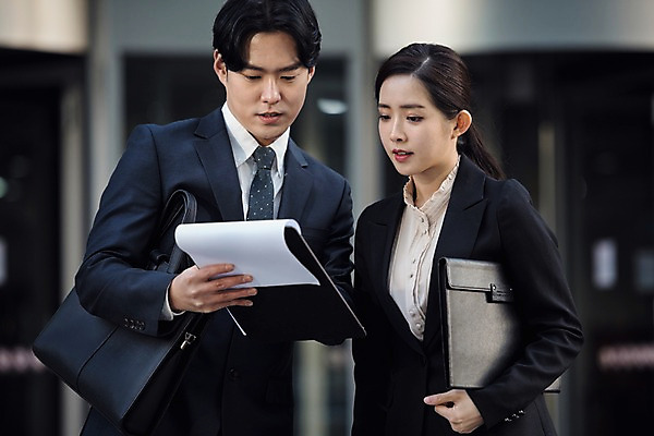 포토 JPG 주간 응시 여자 남자 서류가방 회사 비즈니스 직장 대화 사람 정장 상반신 20대 성인 야외 두명 앞모습 한국인 직장인 비즈니스맨 비즈니스우먼 복도 문서 출근 퇴근 서류파일 성인만 판교 국내포토 자연요소 직업 시선 옷 뷰포인트 가방 말하기 동양인 청년 사무용품 출퇴근 분당 파일형식