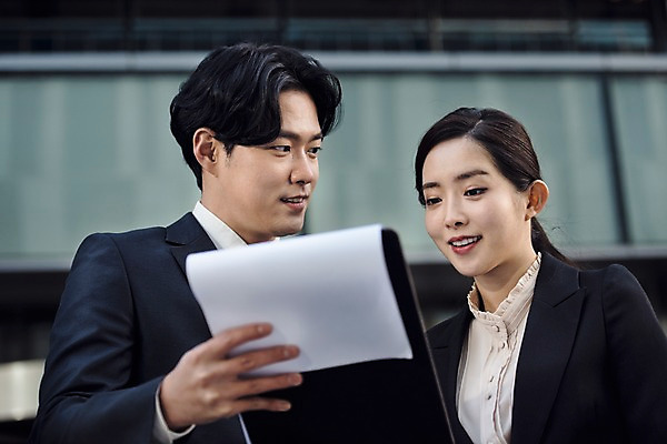 포토 JPG 주간 응시 여자 남자 회사 비즈니스 대화 미소 사람 정장 상반신 20대 성인 야외 두명 앞모습 옆모습 한국인 직장인 비즈니스맨 비즈니스우먼 복도 문서 출근 퇴근 서류파일 성인만 판교 국내포토 자연요소 직업 시선 옷 뷰포인트 표정 말하기 동양인 청년 사무용품 출퇴근 분당 파일형식