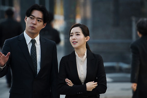 포토 JPG 주간 응시 여자 남자 회사 비즈니스 대화 설명 사람 정장 손짓 상반신 20대 성인 야외 두명 앞모습 팔짱 한국인 직장인 비즈니스맨 비즈니스우먼 횡단보도 성인만 판교 국내포토 자연요소 직업 시선 옷 뷰포인트 모션 말하기 동양인 청년 보행로 분당 파일형식