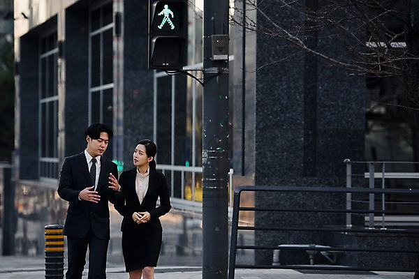 포토 JPG 주간 여자 남자 회사 비즈니스 대화 사람 정장 손짓 빌딩 상반신 20대 성인 야외 두명 앞모습 듣기 한국인 직장인 비즈니스맨 비즈니스우먼 횡단보도 성인만 판교 국내포토 자연요소 직업 옷 뷰포인트 모션 말하기 동양인 청년 건물 보행로 분당 파일형식