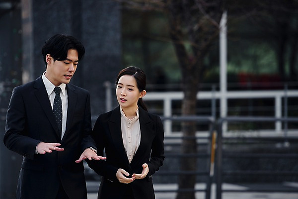 포토 JPG 주간 여자 남자 회사 비즈니스 이야기 대화 사람 정장 손짓 상반신 20대 성인 야외 두명 앞모습 듣기 한국인 직장인 비즈니스맨 비즈니스우먼 횡단보도 성인만 판교 국내포토 자연요소 직업 옷 뷰포인트 모션 말하기 동양인 청년 보행로 분당 파일형식