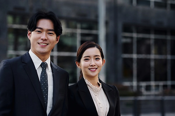 포토 JPG 주간 응시 여자 남자 회사 비즈니스 대화 미소 사람 정장 상반신 20대 성인 야외 두명 앞모습 한국인 직장인 비즈니스맨 비즈니스우먼 횡단보도 성인만 판교 국내포토 자연요소 직업 시선 옷 뷰포인트 표정 말하기 동양인 청년 보행로 분당 파일형식