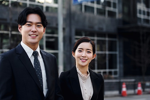 포토 JPG 주간 응시 여자 남자 회사 비즈니스 대화 미소 사람 정장 상반신 20대 성인 야외 두명 일상 앞모습 한국인 직장인 비즈니스맨 비즈니스우먼 횡단보도 성인만 판교 국내포토 자연요소 직업 시선 옷 뷰포인트 표정 말하기 동양인 청년 라이프 보행로 분당 파일형식