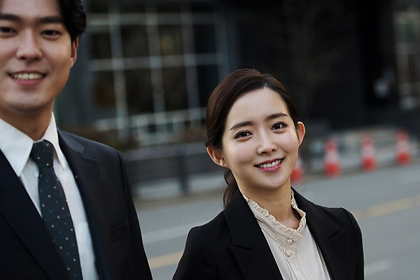 포토 JPG 주간 응시 여자 남자 도로 회사 비즈니스 미소 사람 정장 상반신 20대 성인 야외 두명 일상 앞모습 한국인 직장인 비즈니스맨 비즈니스우먼 횡단보도 성인만 판교 국내포토 자연요소 직업 시선 옷 길 뷰포인트 교통시설 표정 동양인 청년 라이프 보행로 분당 파일형식