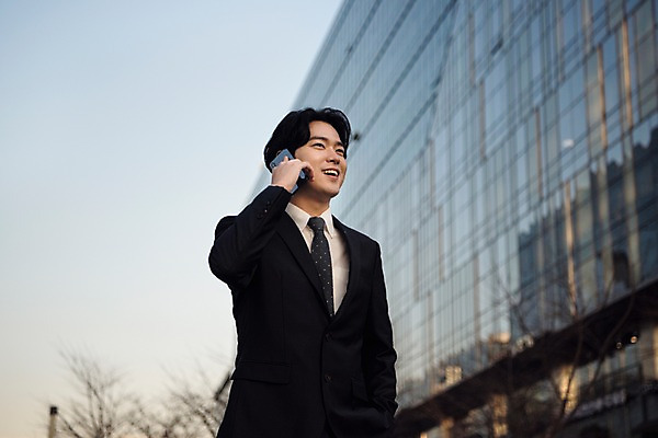 포토 JPG 주간 응시 남자 회사 비즈니스 대화 한명 미소 사람 정장 상반신 20대 성인 야외 일상 앞모습 스마트폰 한국인 직장인 비즈니스맨 통화 성인남자한명만 판교 국내포토 자연요소 직업 1 시선 옷 뷰포인트 모션 표정 말하기 동양인 청년 라이프 핸드폰 스마트기기 남자한명만 성인남자만 분당 파일형식