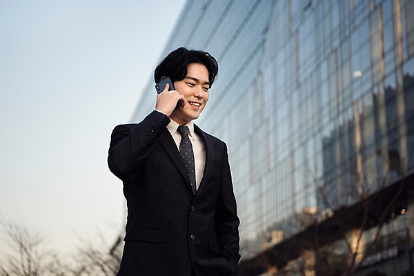 포토 JPG 주간 남자 회사 비즈니스 대화 한명 미소 사람 정장 빌딩 상반신 20대 성인 야외 일상 앞모습 스마트폰 한국인 직장인 비즈니스맨 통화 성인남자한명만 판교 국내포토 자연요소 직업 1 옷 뷰포인트 모션 표정 말하기 동양인 청년 건물 라이프 핸드폰 스마트기기 남자한명만 성인남자만 분당 파일형식