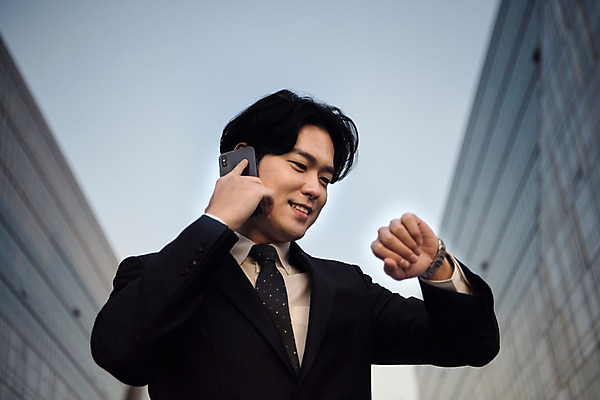 포토 JPG 주간 응시 남자 회사 비즈니스 한명 미소 사람 정장 빌딩 상반신 20대 성인 야외 일상 앞모습 스마트폰 한국인 도시 시간 직장인 비즈니스맨 손목시계 통화 성인남자한명만 판교 국내포토 자연요소 직업 1 시선 옷 뷰포인트 시계 장신구 모션 표정 동양인 청년 건물 라이프 핸드폰 스마트기기 남자한명만 성인남자만 분당 파일형식