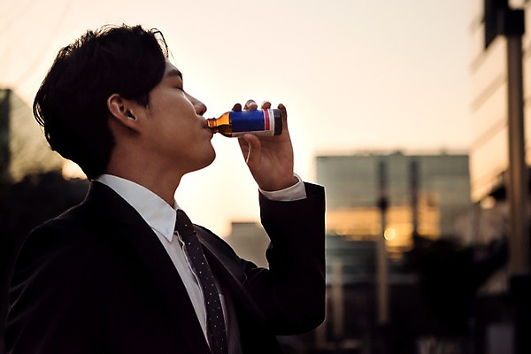 포토 JPG 주간 남자 음료 비즈니스 한명 사람 정장 상반신 20대 성인 야외 일상 옆모습 한국인 마시기 직장인 비즈니스맨 비타민 자양강장제 성인남자한명만 판교 국내포토 자연요소 직업 1 옷 뷰포인트 모션 동양인 청년 라이프 영양소 남자한명만 성인남자만 분당 파일형식 자양식품